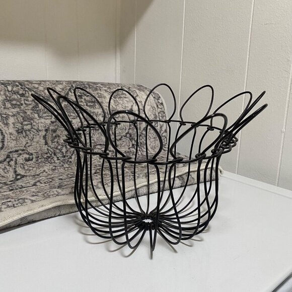 Country Farm Wire Basket Planter in Black - Picture 2 of 4